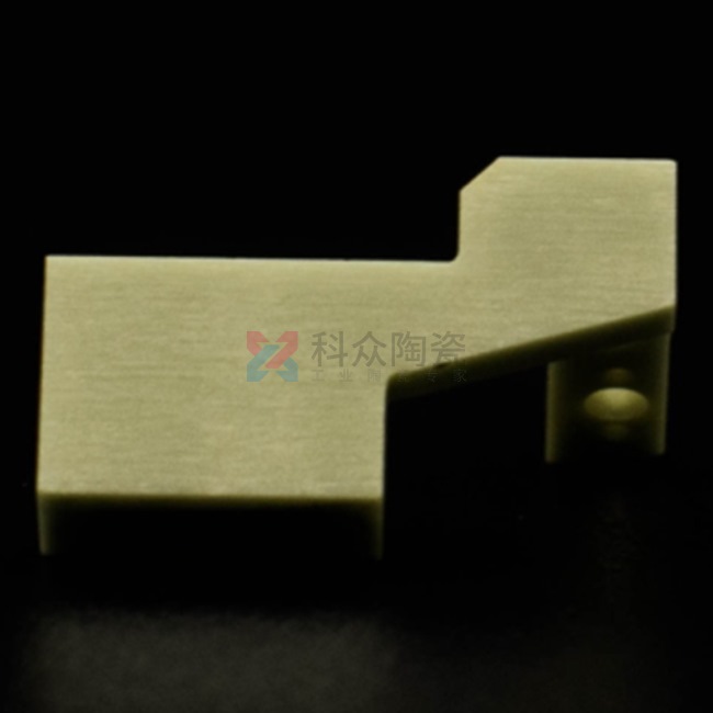 在工業(yè)行業(yè)中，科眾陶瓷廠是一家生產(chǎn)氧化鋯氧化鋁陶瓷零件廠家，在加工工藝上有特殊的優(yōu)勢存在，今天給大家介紹一種加工成型工藝，陶瓷注塑加工。
